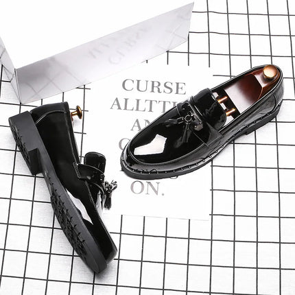 Mocassini di marca di lusso italiani Scarpe da uomo Nappa Scarpe firmate da uomo Scarpe in pelle laccata stile britannico Scarpe da sposa con fondo spesso
