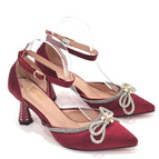 UN PAR DE ZAPATOS COLOR VINO