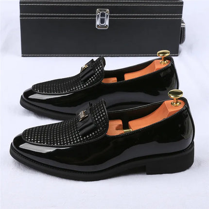 Mocassini con papillon da uomo Moda nuovi da uomo in pelle verniciata a punta Scarpe basse da lavoro Designer Calzature per abito da sposa per ritorno a casa