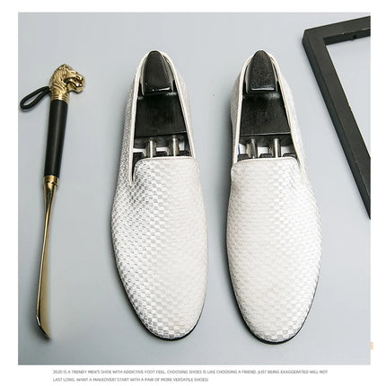2023 nuovi mocassini da uomo in velluto scarpe di marca di lusso Slip on scarpe da sposa per feste a punta mocassini da uomo di moda nero vino rosso Flats