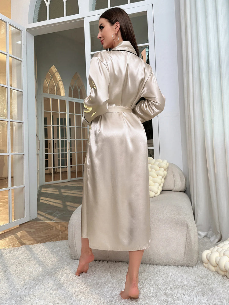 Abito da notte semplice in raso a maniche lunghe con scollo a V e cintura da notte da donna