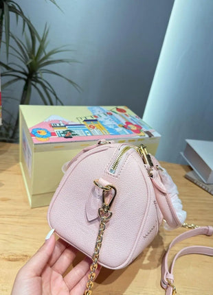 Mini borsa in pelle martellata rosa chiaro con cuciture trapuntate, chiusura con cerniera a lucchetto e tracolla rimovibile con catena dorata.