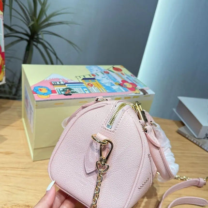 Mini borsa in pelle martellata rosa chiaro con cuciture trapuntate, chiusura con cerniera a lucchetto e tracolla rimovibile con catena dorata.