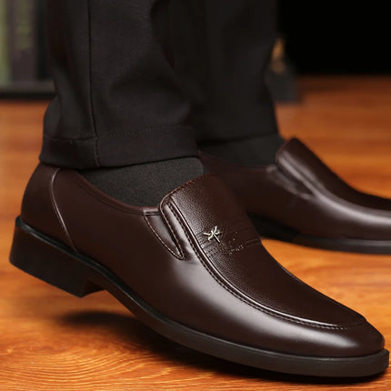 Scarpe in pelle Scarpe da lavoro da uomo Mocassini di marca di lusso Mocassini eleganti Slip traspiranti su scarpe da guida nere Scarpe formali maschili