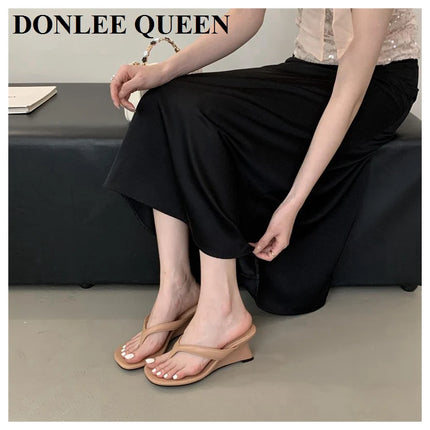 Marque de mode Compensée Pantoufle Présentations fabricants de jeux Clip d'orteil Tongs Sandales à lanières étroites Chaussures décontractées Pantoufle femme Sandalia Mujer