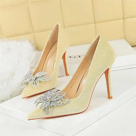 Tacchi sottili in pelle scamosciata stile europeo americano di lusso leggero ed elegante per banchetti Scarpe da donna con grandi fiocchi alla moda con tacchi altissimi