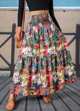 Women's long floral dress with ruched waist and ruffles, ideal for holidays and the beach, casual style