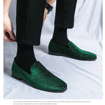 2023 nuovi mocassini da uomo in velluto scarpe di marca di lusso Slip on scarpe da sposa per feste a punta mocassini da uomo di moda nero vino rosso Flats