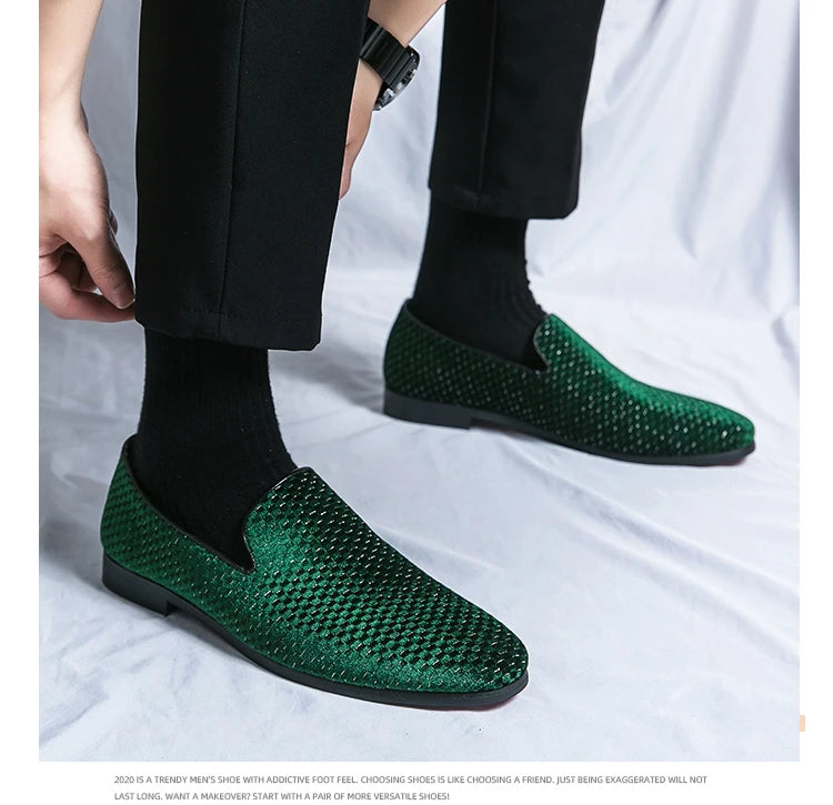 2023 nuovi mocassini da uomo in velluto scarpe di marca di lusso Slip on scarpe da sposa per feste a punta mocassini da uomo di moda nero vino rosso Flats