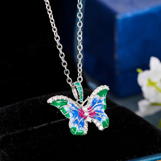 Huitan Collana con ciondolo a forma di farfalla in smalto colorato per le donne Squisito fidanzamento Accessori da sposa Brillante CZ Gioielli alla moda