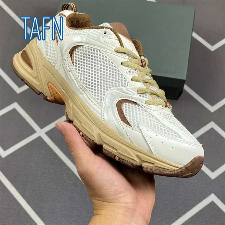 Sneakers stile papà retrò Y2K unisex, tomaia mista in rete e sintetico, suola spessa sagomata per outfit urbani e look street trendy