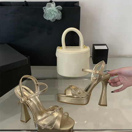 Liyke 2026 Nouveaux Sandales compensées à talons hauts Strass Sangle de cheville Bout ouvert Chaussures de soirée de mariage Femme Or