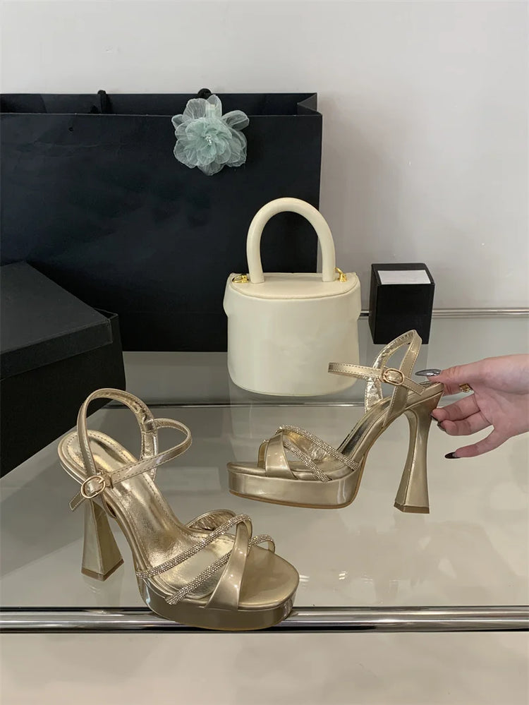 Liyke 2026 New Fashion Runway Sandali con plateau con tacco alto Strass Cinturino alla caviglia Open Toe Scarpe da festa di nozze Donna Oro