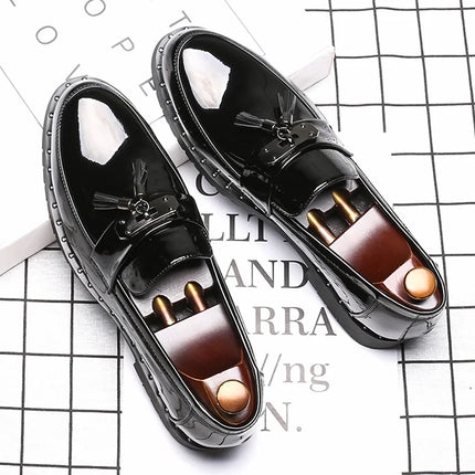 Mocassini di marca di lusso italiani Scarpe da uomo Nappa Scarpe firmate da uomo Scarpe in pelle laccata stile britannico Scarpe da sposa con fondo spesso