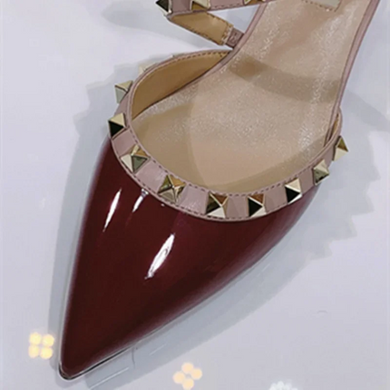 Scarpe da donna di marca famose Borchie dorate Copri tacchi Sandali da 4 cm Cinturino incrociato Décolleté in pelle a specchio Punta a punta Tacchi a spillo moda 33-42 platinumshop