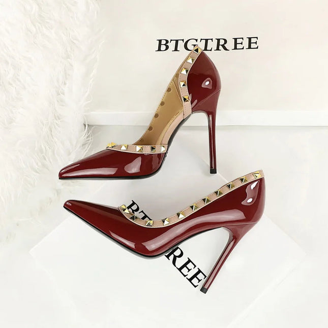 Donne 10.5 centimetri Tacchi Alti Della Signora Sexy Discoteca Punta a punta Pompe Femminile Rivetto Lato Vuoto In Pelle Verniciata Eden Tacchi Scarpe platinumshop
