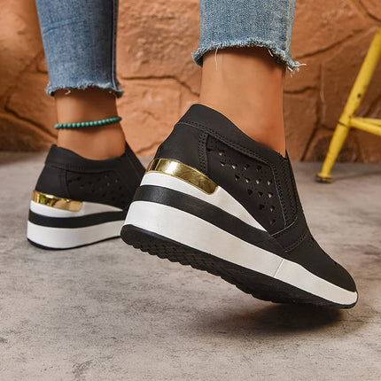 2025 Nuove scarpe da ginnastica con zeppa scavate da donna Plus Size Mocassini con suola spessa in pelle Pu Donna Slip On Scarpe casual traspiranti Donna