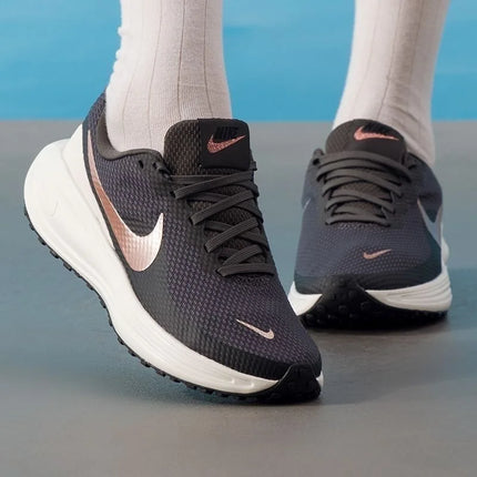 Nike REVOLUTION 8 Scarpe da Corsa Basse per Donna, Eleganti e Comode, in Rete, Versatili, Antiscivolo e Resistenti all'Usura, Nere HJ8485-200