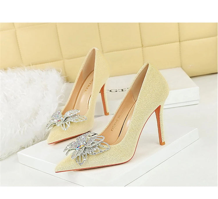 Tacchi sottili in pelle scamosciata stile europeo americano di lusso leggero ed elegante per banchetti Scarpe da donna con grandi fiocchi alla moda con tacchi altissimi