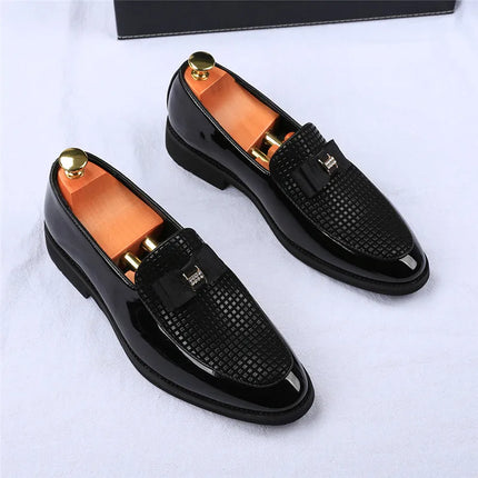 Mocassini con papillon da uomo Moda nuovi da uomo in pelle verniciata a punta Scarpe basse da lavoro Designer Calzature per abito da sposa per ritorno a casa