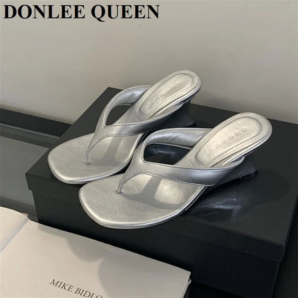 Marque de mode Compensée Pantoufle Présentations fabricants de jeux Clip d'orteil Tongs Sandales à lanières étroites Chaussures décontractées Pantoufle femme Sandalia Mujer