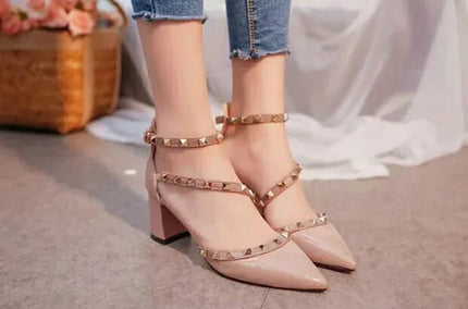 Rivetto Punta a punta Scarpe da donna sexy bianche Estate 2025 Sandali con fibbie per donna Tacchi alti Festa Matrimoni Calzature Tacco spesso H platinumshop