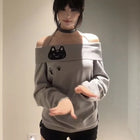 T-shirt con spalle scoperte con ricamo carino T-shirt da donna a maniche lunghe con gatto Kawaii Camicetta basic aderente T-shirt grigie senza spalline