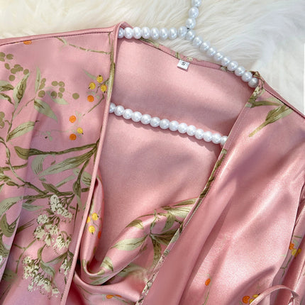 Comodo accappatoio estivo con stampa ciliegia irregolare e pantaloncini allacciati, pigiama da donna sexy in quattro pezzi
