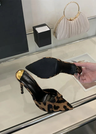 Hlieny 2026 Mode d'été Talons aiguilles Femmes Pantoufles pointues Banquet Robe Sandales Fête Mariage Mules Présentations de fabricants de jeux Chaussures