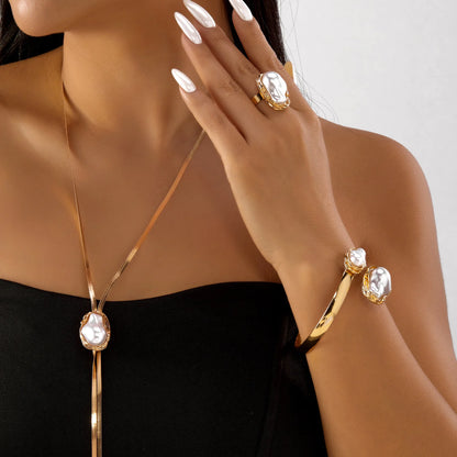 Set di gioielli con perle finte barocche dorate esggerate per le donne Collana con catena a serpente vintage Bracciale aperto e gioielli con anello