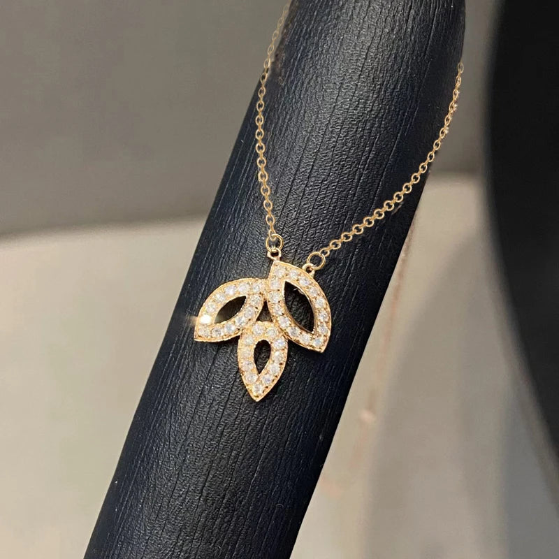 Huitan Collana con ciondolo da donna con foglia carina, completamente pavimentata, lucida, CZ, per la festa nuziale, accessori romantici quotidiani, regalo di gioielli