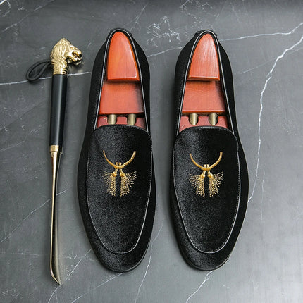 Scarpe da guida ricamate in velluto da uomo alla moda Comodo abito da sposa da lavoro Mocassini verdi blu Sapatos Tenis Masculino