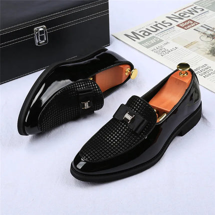 Mocassini con papillon da uomo Moda nuovi da uomo in pelle verniciata a punta Scarpe basse da lavoro Designer Calzature per abito da sposa per ritorno a casa