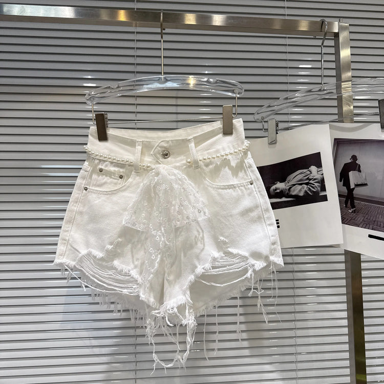 Nuovi Shorts in Denim a Tre Punti con Catena in Vita a Rete di Perle, Strappati, alla Moda, Dolci e Piccanti, per l'Estate 2026, Hot Pants Bianchi da Donna