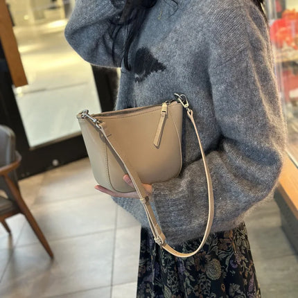 Nuova borsa in vera pelle, versatile borsa a tracolla piccola in pelle di vacchetta di alta qualità per donna
