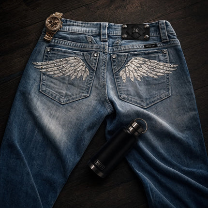 Jeans in Denim Lavato Azzurro Chiaro da Donna con Ricamo Ali d'Angelo sulla Tasca Posteriore, Dettagli Distressed, Gamba Larga, Pantaloni Casual alla Moda