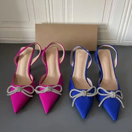 2025 Tacones altos azules con tira al tobillo para mujer, zapatos de vestir de fiesta con lazo de cristal, sandalias de aguja sexys con punta puntiaguda para verano