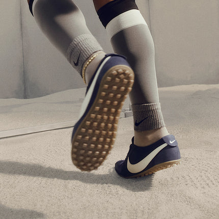 Scarpe sportive basse da donna Nike originali Moon Shoe, modello IW0955-400, dal design alla moda.