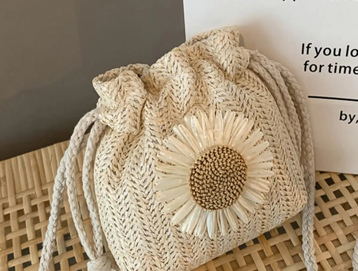 Lightweight woven straw drawstring bucket bag, with a sunflower pattern, ideal for beach holidays, for girls.