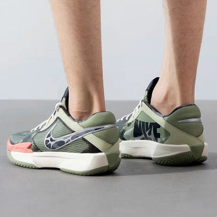 Nike Ammortizzazione Supporto e Stabilità Allenamento Scarpe da basket da gioco reali da uomo, Scarpe da basket mid-top da corte con design anti-torsione resistenti all'usura, Air Zoom G. T Cut Academy Scarpe da basket sport platinumshop