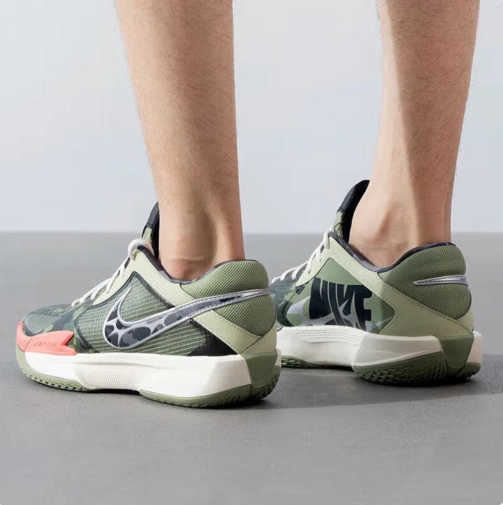 Nike Ammortizzazione Supporto e Stabilità Allenamento Scarpe da basket da gioco reali da uomo, Scarpe da basket mid-top da corte con design anti-torsione resistenti all'usura, Air Zoom G. T Cut Academy Scarpe da basket sport platinumshop