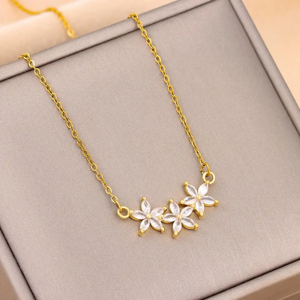 Nuova collana con ciondolo in cristallo di zircone alla moda per le donne Commercio all'ingrosso di gioielli con catena clavicola in acciaio inossidabile color oro dolce femminile