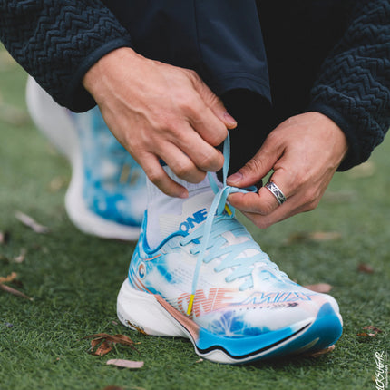 Scarpe da Corsa ONEMIX Marathon con Piastra in Carbonio, Supporto Professionale Stabile, Ammortizzazione, Ultra-leggere e Reattive per Uomo PlatiNum