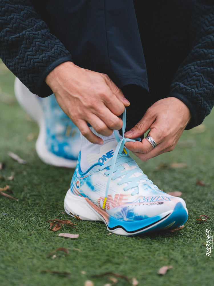 Scarpe da Corsa ONEMIX Marathon con Piastra in Carbonio, Supporto Professionale Stabile, Ammortizzazione, Ultra-leggere e Reattive per Uomo PlatiNum