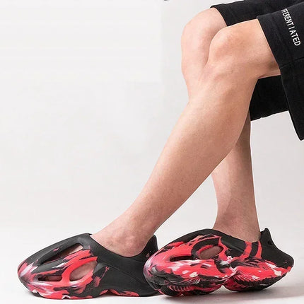 Pantoufles compensées camouflage unisexe Matériau souple EVA Technologie de moulage par injection Chaussures de plage décontractées pour hommes et femmes