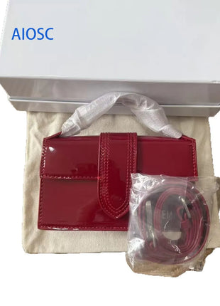 Borsa piccola rettangolare in similpelle lucida retrò per donna, con cinturino decorativo centrale, trasformabile in borsa a tracolla.