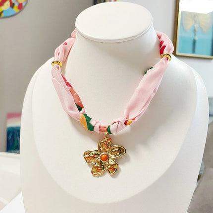 Collana bandana morbida con ciondolo a forma di fiore a forma di cuore placcato in oro per gioielli impilabili da donna e ragazza PlatiNum
