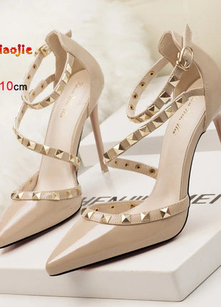 Scarpe tacco alto da donna estive in Europa e America Moda punta a punta bocca superficiale rivetto scava fuori sandali a spillo da discoteca platinumshop