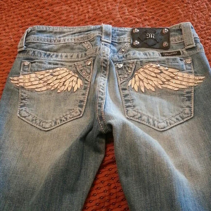 Jeans in Denim Lavato Azzurro Chiaro da Donna con Ricamo Ali d'Angelo sulla Tasca Posteriore, Dettagli Distressed, Gamba Larga, Pantaloni Casual alla Moda