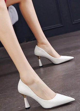 Scarpe da donna 2025 Tacchi alti Calzature estive da donna Punta a punta Décolleté rossi Sera su tacco Casual Stile sociale coreano Slip